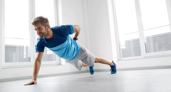 Фитнес дома: тренировка на проблемные места на полу (видео)